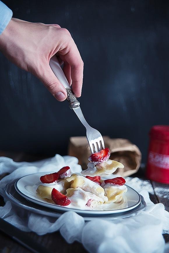 Pierogi z serem i truskawkami