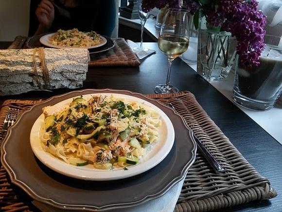 Tagliatelle z cukinią i łososiem