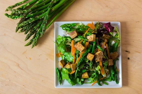 Sałatka ze szparagami i tofu marynowanym w tamari