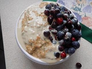 Surowa gryka z morelami, cukinią i bananem z tahini i borówkami