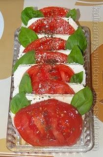 Caprese z pomidorami, serem i bazylią