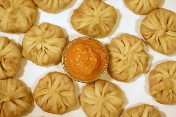Wegetariańskie pierożki momo z tybetańskim sosem sepen