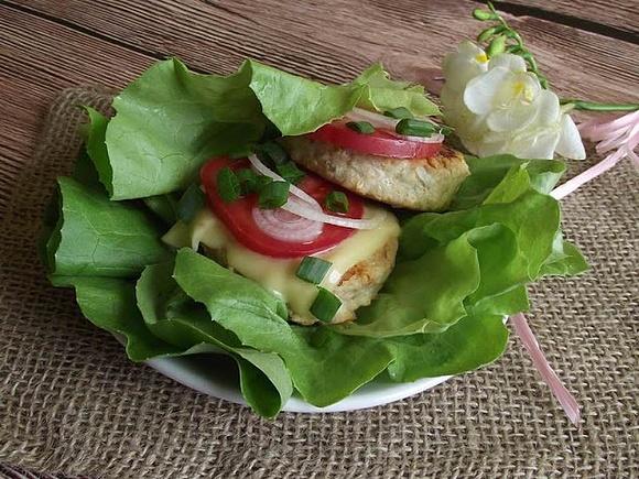 Drobiowe cheeseburgery na sałacie fit