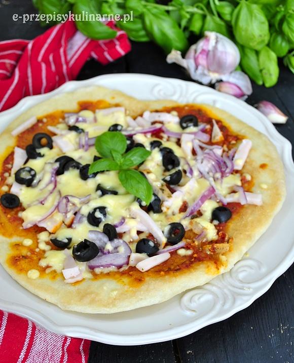 Pizza z patelni z sosem pomidorowym