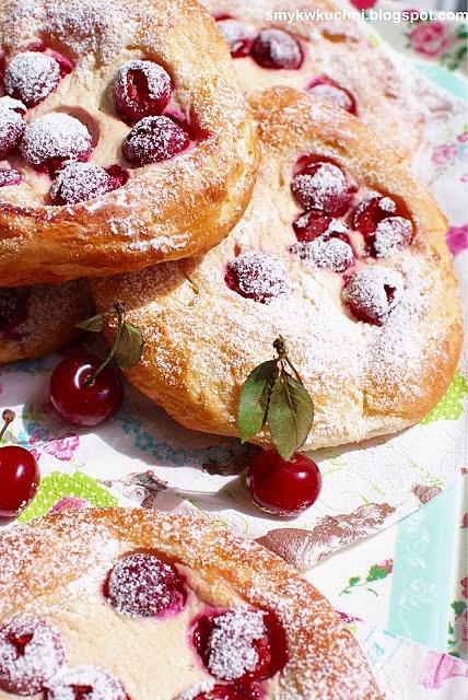 Drożdżówki z serem i wiśniami