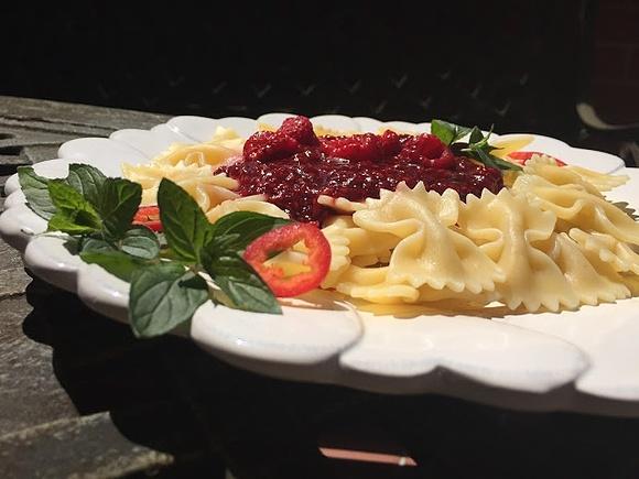 Makaron w malinowym sosie z chilli, czosnkiem i kozim twarożkiem