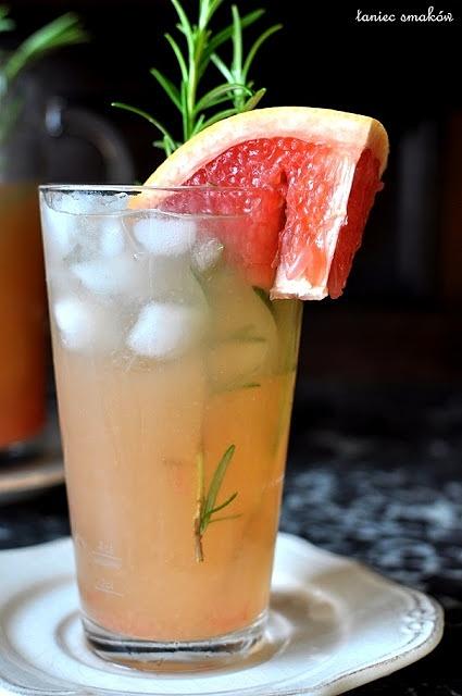 Lemoniada z czerwonym grejpfrutem i rozmarynem