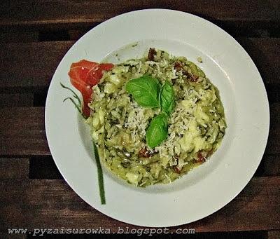 Risotto ze szpinakiem suszonymi pomidorami i mozzarellą