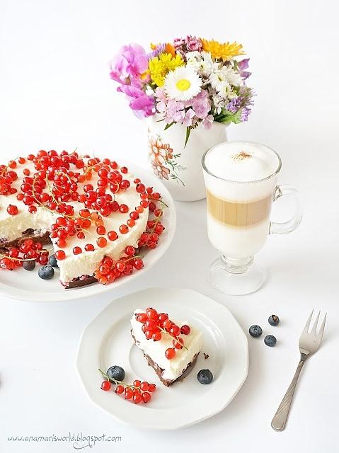 Prosty torcik z mascarpone, białą czekoladą i porzeczkami bez pieczenia