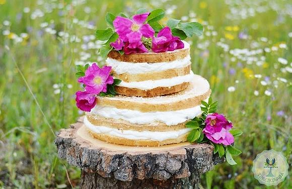 Goły tort naked cake z dziką różą na urodziny i rocznicę