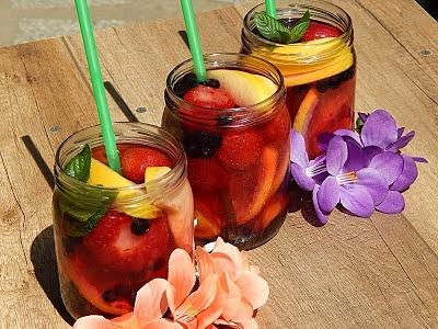 Letnie orzeźwienie z owocami i miętą