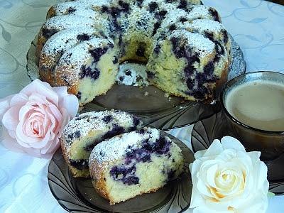 Babka jogurtowa z jagodami