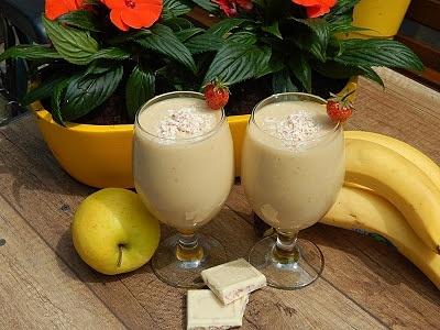 Bananowo jabłkowy koktajl z kurkumą truskawkami i białą czekoladą