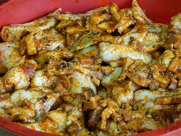 Skrzydełka z boczkiem pieczone na grillu