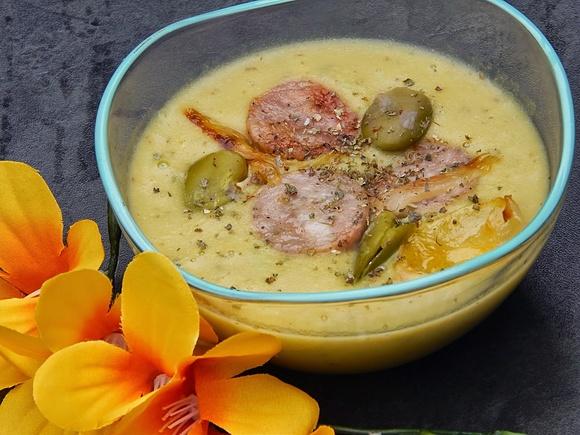 Zupa krem z bobu z chrzanem wasabi i białą kiełbasą