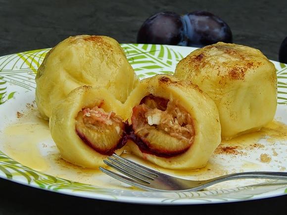 Knedle śliwkowo-jabłkowe z sezonowymi owocami