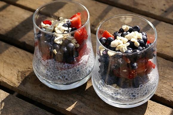 Kokosowy pudding chia z owocami i orzechami