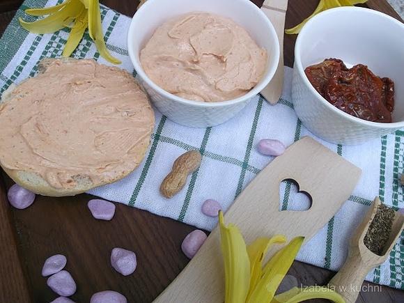 Pasta z sera feta pomidorów suszonych i orzeszków ziemnych