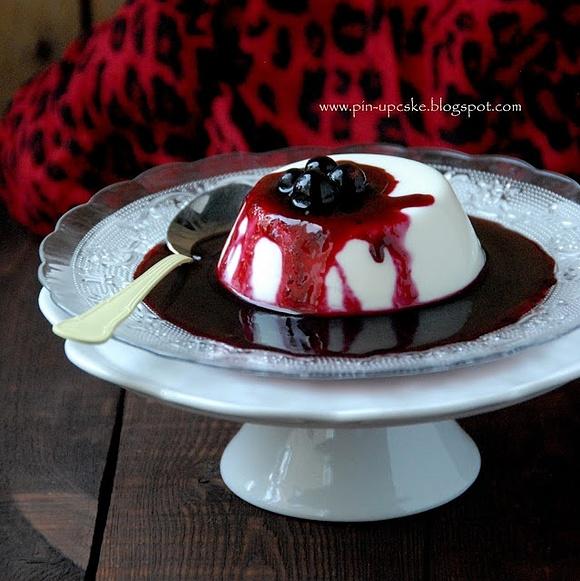Różana panna cotta z sosem z czarnych porzeczek