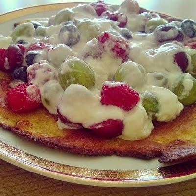 Omlet z owocami na śniadanie i letni obiad