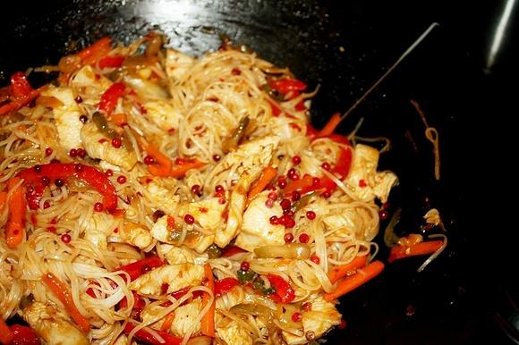 Kurczak z czerwonym pieprzem wok