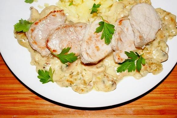 Polędwiczki wieprzowe z sosem serowo-pieczarkowym