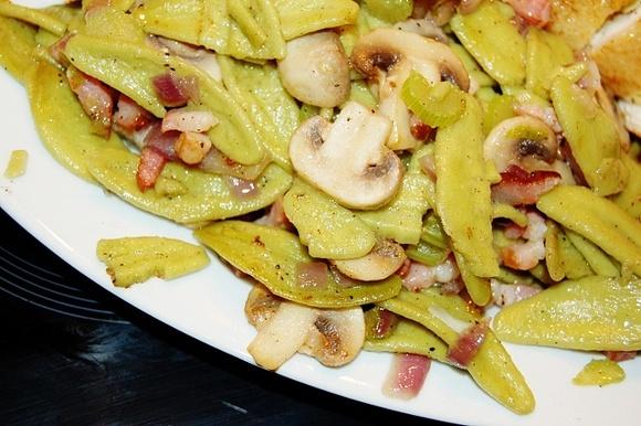 Makaron szpinakowy smażony z boczkiem i pieczarkami