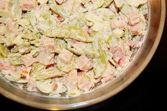 Makaronowa sałatka z chrupiącymi warzywami