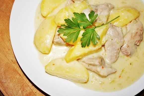 Jednogarnkowa wieprzowina duszona z ziemniakami