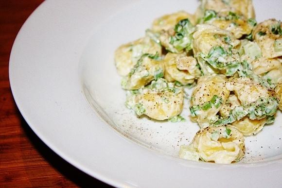 Sałatka z serowego tortellini – pyszny i lekki posiłek