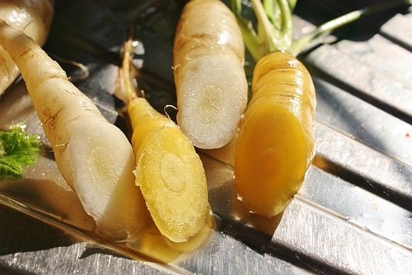 Kolorowe marchewki, żółte i białe warzywa korzeniowe