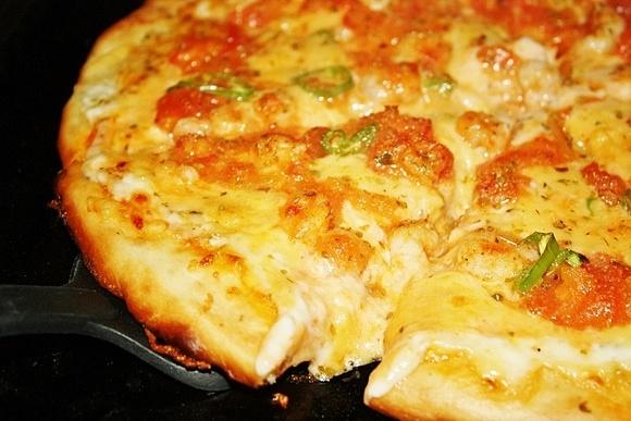 Pizza z krewetkami i sosem czosnkowym