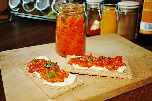 Wegetariańska pasta bakłażanowo-paprykowa do kanapek