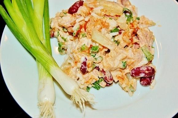 Sałatka z tuńczykiem, ananasem i fasolą na kolację i śniadanie