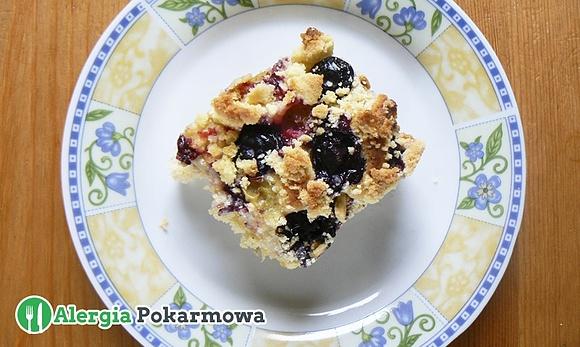 Placek drożdżowy bezglutenowy z agrestem i borówkami
