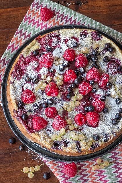 Dutch baby z bitą śmietaną i sezonowymi owocami