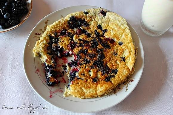 Owsiano-żytni omlet z owocami leśnymi