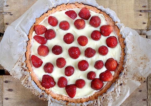 Najprostsza tarta różowa z truskawkami i białą czekoladą na mascarpone