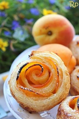 Morelowe różyczki zakręcone ciasto francuskie z morelami