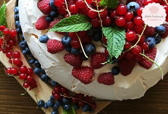 Pavlova z sezonowymi owocami