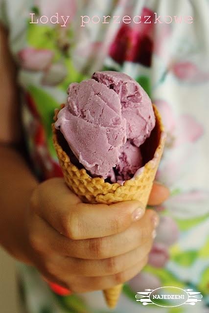 Kremowe lody z czarną porzeczką