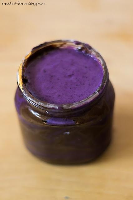 Jagodowy krem z tofu i jogurtu naturalnego w słoiku