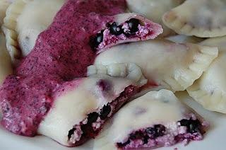 Pierogi z ricottą i jagodami z sosem jagodowo-jogurtowym