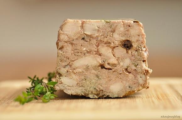Domowe terrina i pasztet z mięsem królika