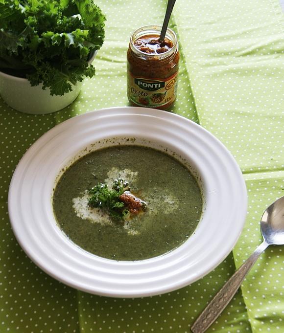 Zupa krem z jarmużu z pesto i orzeszkami piniowymi