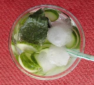Woda ogórkowa z miętą i lemoniadą ogórkową