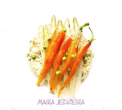 Glazurowana marchewka i szparagi podawane na risotto z zielonym groszkiem