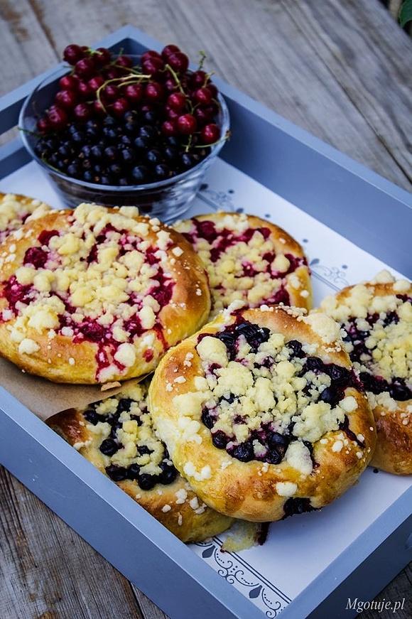 Drożdżówki z porzeczką