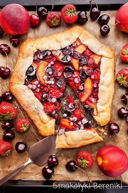 Tarta rustykalna z owocami lata