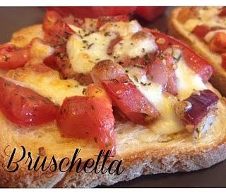 Bruschetta z pomidorami i mozzarellą na tostowym pieczywie